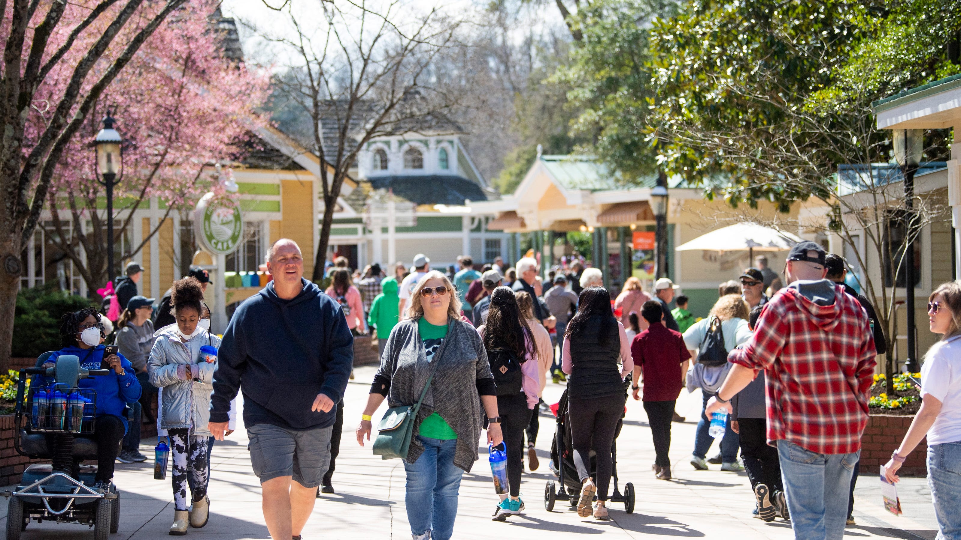 How teachers, first responders, military and more can get Dollywood discounts this summer