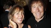 "Elle tient la baraque" : Françoise Souchon, femme de l'ombre du succès d'Alain, le chanteur et ses fils racontent