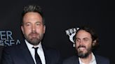 Casey Affleck bromea sobre su “familia disfuncional”; su novia le defiende por no asistir a la boda de Ben