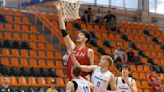 Con sus 2,36 metros, este joven está a punto de convertirse en el jugador de baloncesto universitario más alto de la historia