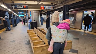 ¿De qué forma la Ciudad de Nueva York evitará que más niños migrantes sigan en el Subway vendiendo golosinas? - El Diario NY