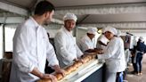 法國麵包師傅烤出逾140米長法包 刷新健力士世界紀錄(有片) | am730