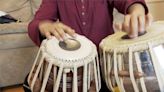 演奏「塔布拉鼓」 印度音樂家Akash神乎其技