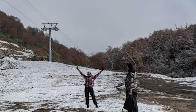 “Se recibe con felicidad”: en Bariloche, se adelantaron las primeras nevadas y ya hay expectativas por la temporada de esquí