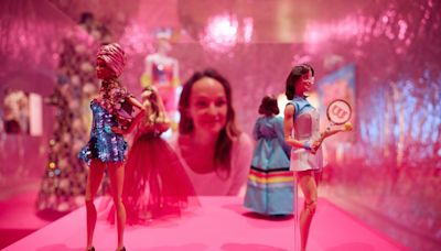 Exposición sobre la muñeca Barbie en Londres, con el modelo que viajó al espacio