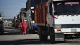 Transportistas de Bolivia bloquearon por segundo día las principales carreteras del país ante la falta de dólares y combustible