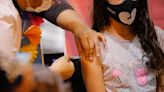 Los pediatras piden que los padres vacunen a los chicos antes del inicio de clases: hay alarma por la baja cobertura