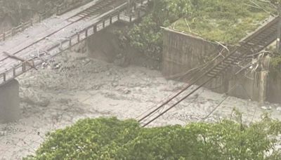 凱米來勢洶洶！台鐵北迴線「小清水橋慘遭沖毀」 鋼軌懸空畫面曝