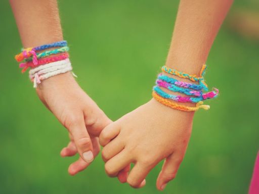 Friendship Bracelets May Be Everywhere, But It's '90s Kids Who Have The Best Memories Of Them