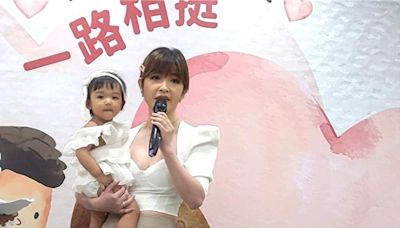 許維恩女兒「忒忒」喝母乳頭好壯壯 紗巾圍著高鐵大方哺乳 - 娛樂