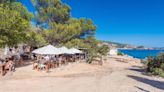 El mejor chiringuito de Ibiza está escondido en una pequeña cala natural: caldereta, paellas y pescado a la brasa