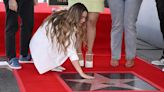 Cubren con pintura negra las estrellas de Jenni Rivera y Selena en el Paseo de la Fama de Hollywood