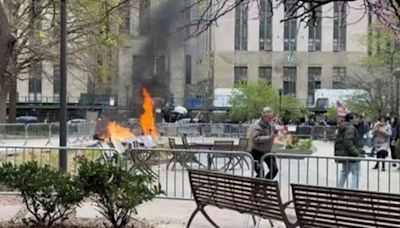 Se prende fuego afuera de tribunal de Manhattan