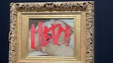 Artista escreve 'MeToo' com tinta em quadro 'A Origem do Mundo' na França