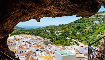 El increíble pueblo al pie de la montaña con cuevas, famoso por su aguardiente y con una piscina natural