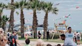 Cometas gigantes, globos y avionetas acrobáticas invaden el cielo de Castelló en un multitudinario Festival del Viento