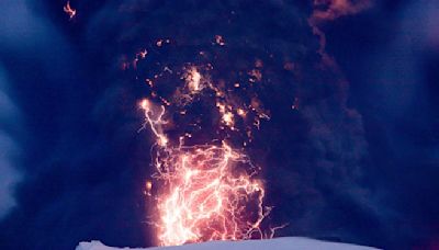 印尼現「火山閃電」奇景！熔岩衝上夜空 劈下紫色閃電 - 搜奇