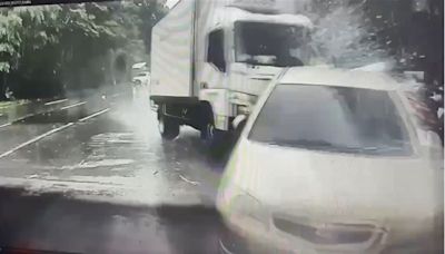 快訊／天雨路滑！北市環河北路嚴重自撞車禍 小貨車失控追撞15車