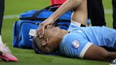 ¡Araujo, lesionado, se marcha entre lágrimas en el Uruguay-Brasil!