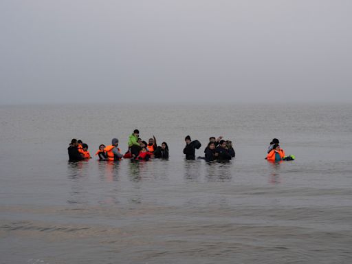 Mueren 4 migrantes intentando cruzar el Canal de la Mancha