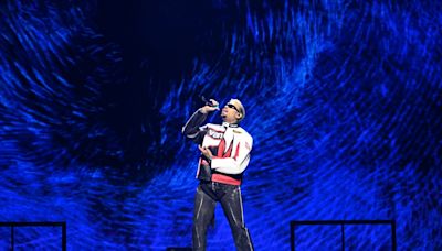 Chris Brown gets stuck midair during New Jersey concert