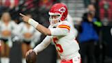 Patrick Mahomes throws 2 TDs, Chiefs rally from 14 down to beat Raiders 31-17