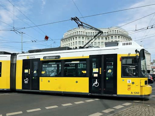 Unfall in Prenzlauer Berg: Fußgänger von Straßenbahn erfasst und schwer verletzt