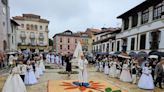 Una veintena de alfombras florales llenan de color la procesión del Corpus en Pravia