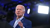 Bajo una creciente presión, Biden dice que sigue en carrera y trata de salvar su candidatura