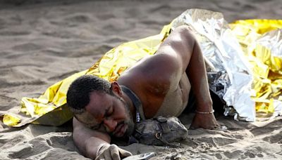 Exhausted migrants arrive on beach in Spain's Canaries
