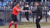 ¿No le gusto al hincha? Lanzan una sopaipilla a la cancha en el triunfo de Huachipato sobre Everton - La Tercera