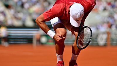 Novak Djokovic se retira de Roland Garros: sufre una rotura de menisco medial de su rodilla derecha