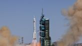 China envía misión de tres astronautas a su estación orbital