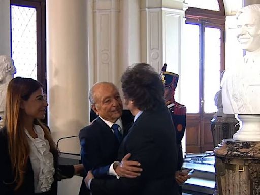 Milei pone busto de Menem en el lugar de Néstor Kirchner y Cristina Fernández disputa la batalla cultural