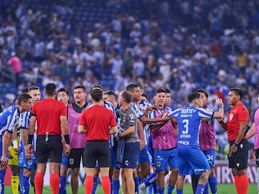 Stefan Medina y Maxi Meza protagonizan altercado tras eliminación en Concacaf