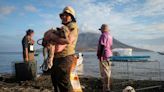 印尼火山噴發 志工不畏危險救回狗狗