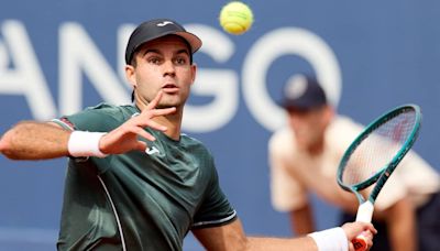 Díaz Acosta vive una de las mejores semanas de su vida en Barcelona y ahora va por el gran golpe ante Tsitsipas