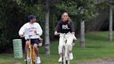 JLo en bicicleta junto a un joven amigo, Luis Miguel, y más fotos imperdibles