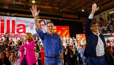 Pedro Sánchez cierra la campaña electoral en Cataluña con un paseo sorpresa por Tarragona