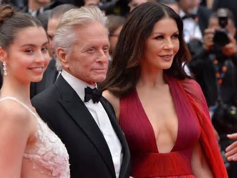 Carys Douglas con il vestito di mamma Catherine Zeta-Jones è la sua copia