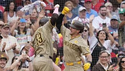 Manny Machado homers twice, drives in five as Padres roll past Red Sox for second straight day