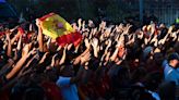 La Ertzaintza investiga por un delito de odio a los jóvenes que arrancaron la bandera de España a una chica en Donostia