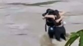 El dramático abrazo final de tres amigos antes de ser arrastrados por las inundaciones en Italia