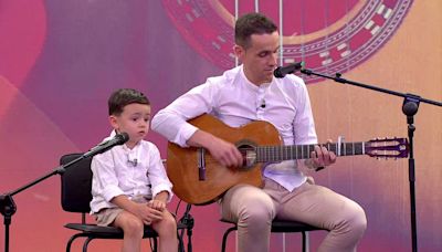 Álvaro, el niño de 5 años que canta por Manolo Escobar: "Me di cuenta de que tenía oído y así empezamos"