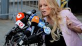 La actriz porno Stormy Daniels declara en el juicio contra Trump: dio detalles de cómo lo conoció y de su cita en un hotel