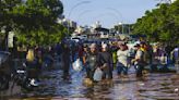 Muertes por inundaciones en Brasil suben a 100; rescates interrumpidos por nuevas lluvias