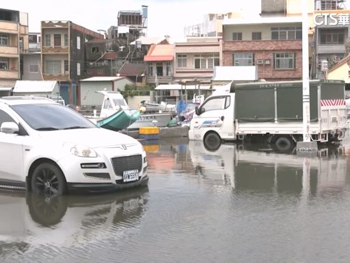 「年度大潮」遇颱風 旗津.東港海水倒灌淹馬路