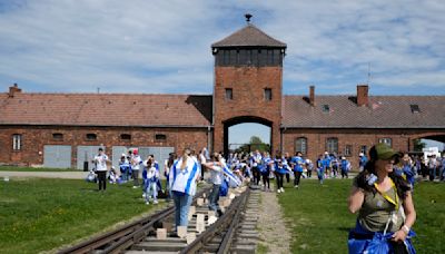 Sobrevivientes del Holocausto y de ataque de Hamás participan en ceremonia de recordación