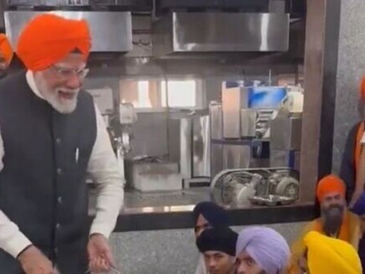 PM Narendra Modi serves langar at Gurudwara Patna Sahib in Bihar | Watch