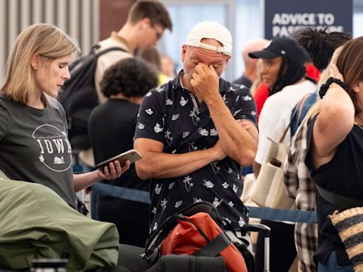 Hundreds of US flights are canceled for the 4th straight day. Here’s the latest on the global tech outage